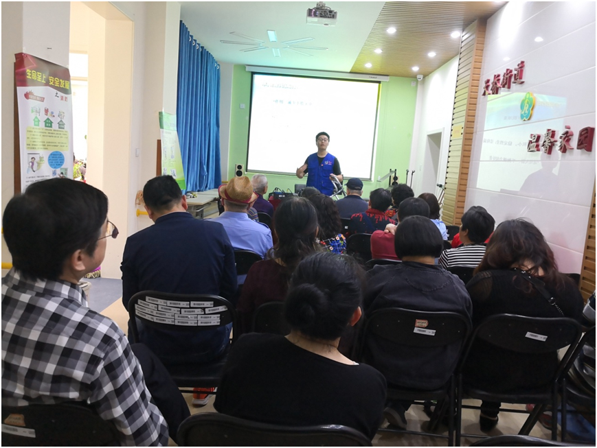 中國殘疾人輔助器具中心送知識進社區(qū)